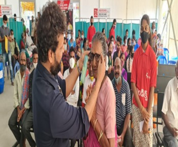 Patient selecting spectacle frames
